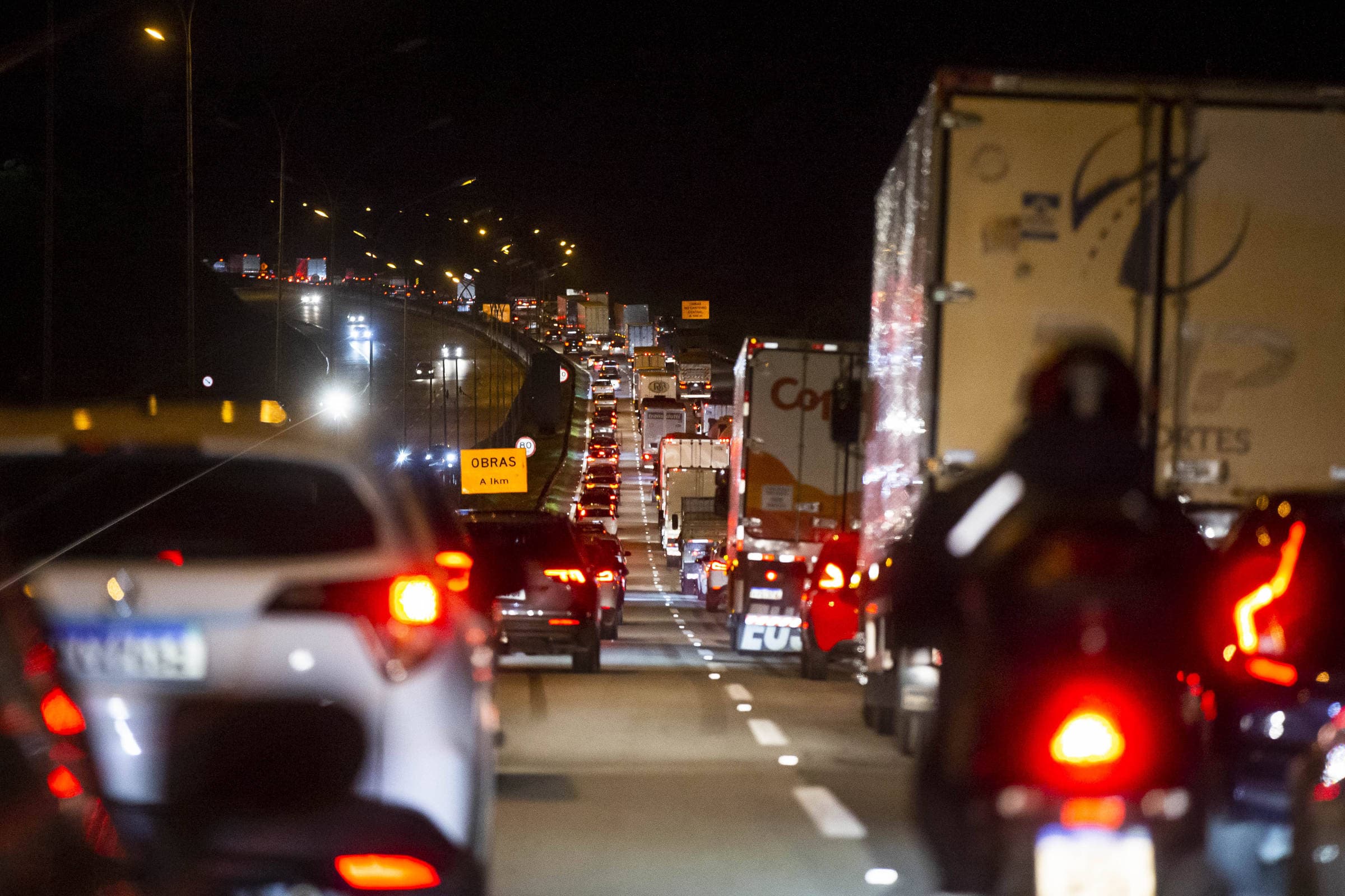 Rodovia à noite